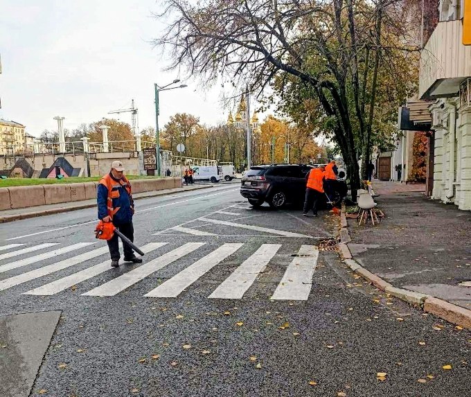 У Харкові за дві доби вивезли 500 кубометрів листя та сміття