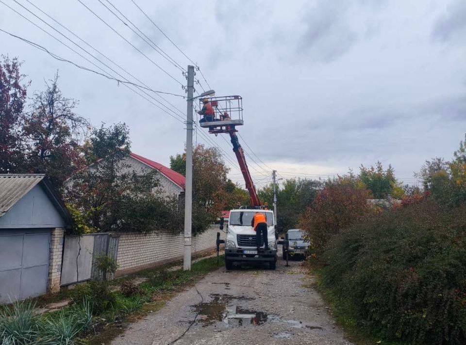Усунули десятки аварій та відновили сотні метрів мереж електромонтери міста: Новини Харкова