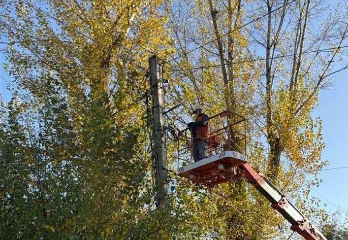 Усунули десятки аварій та відновили сотні метрів мереж електромонтери міста: Новини Харкова