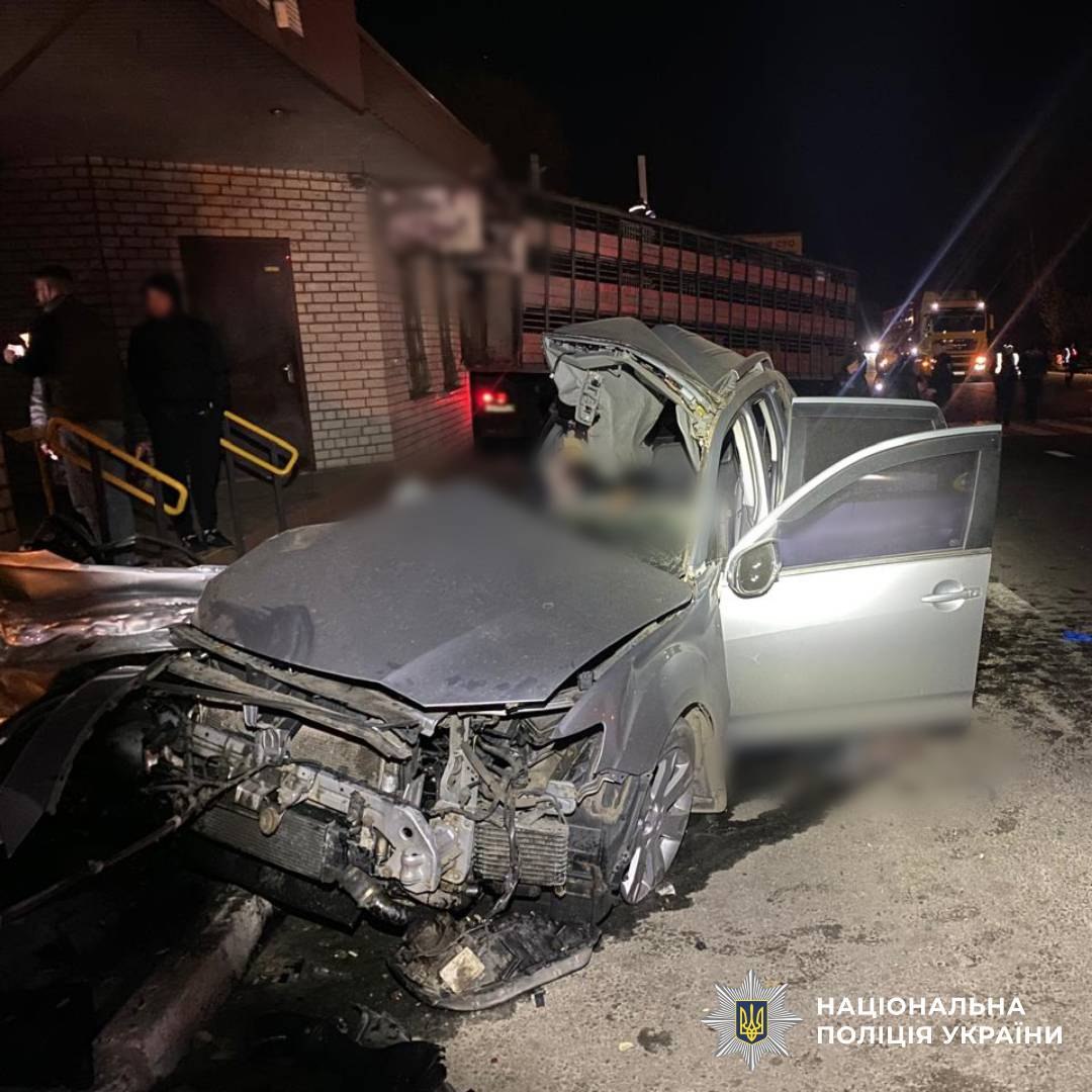 Загинуло подружжя у жахливому зіткненні Mitsubishi та вантажівки MAN, за життя дитини борються лікарі: Новини Харкова