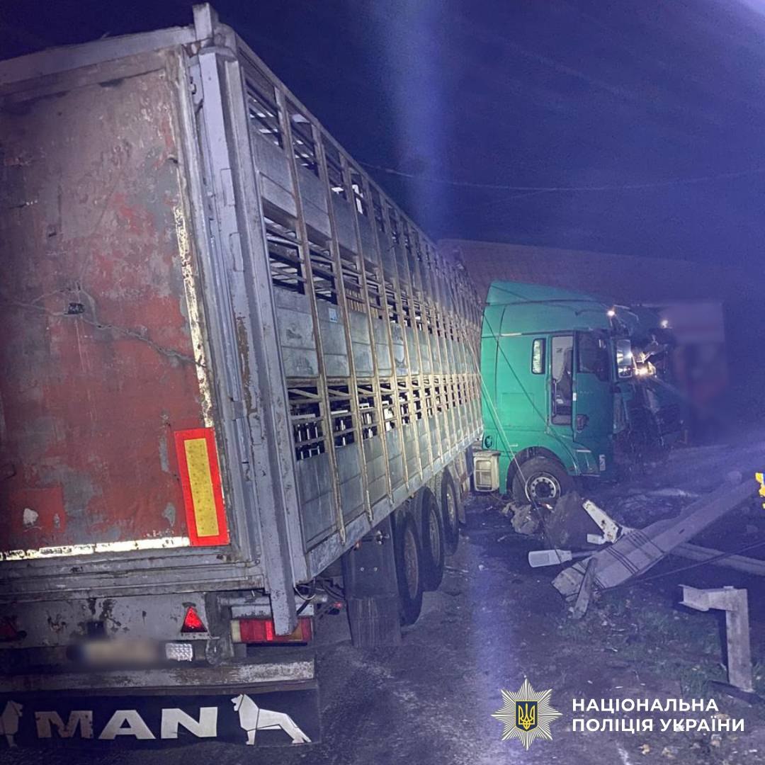 Загинуло подружжя у жахливому зіткненні Mitsubishi та вантажівки MAN, за життя дитини борються лікарі: Новини Харкова