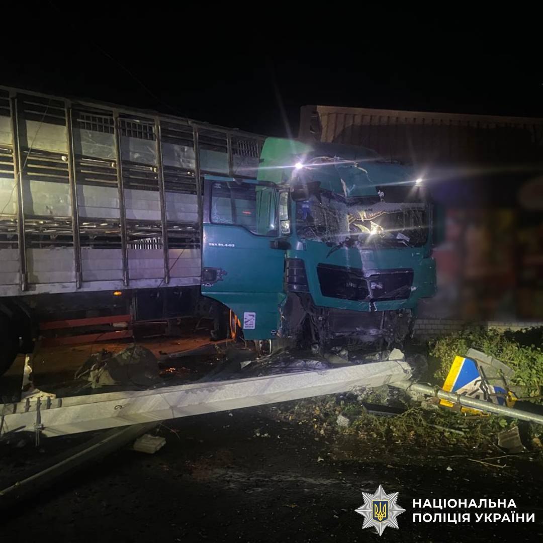 Загинуло подружжя у жахливому зіткненні Mitsubishi та вантажівки MAN, за життя дитини борються лікарі: Новини Харкова