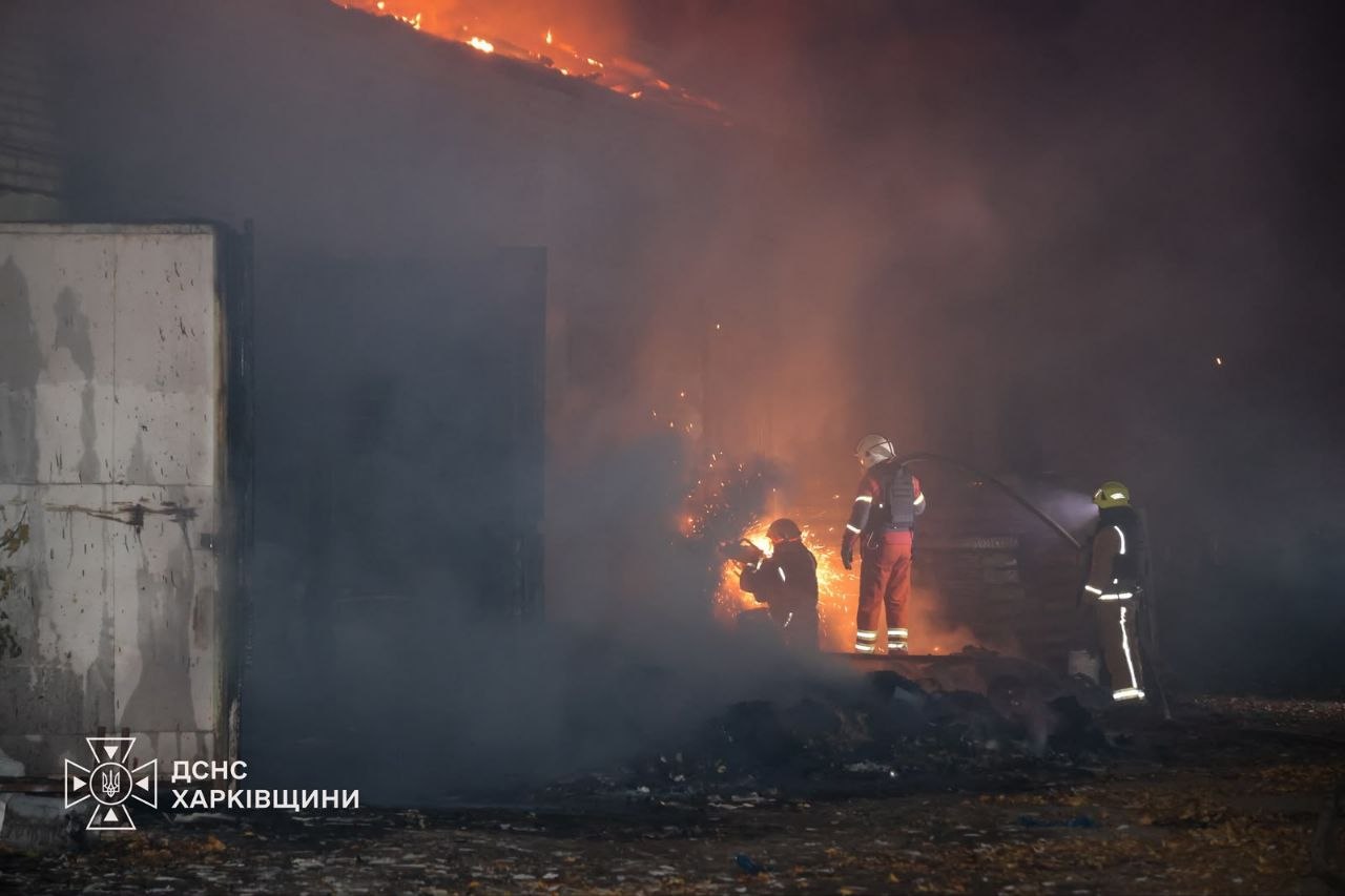 Спалахнула маштабна пожежа після ракетного удару окупантів по місту: Новини Харкова